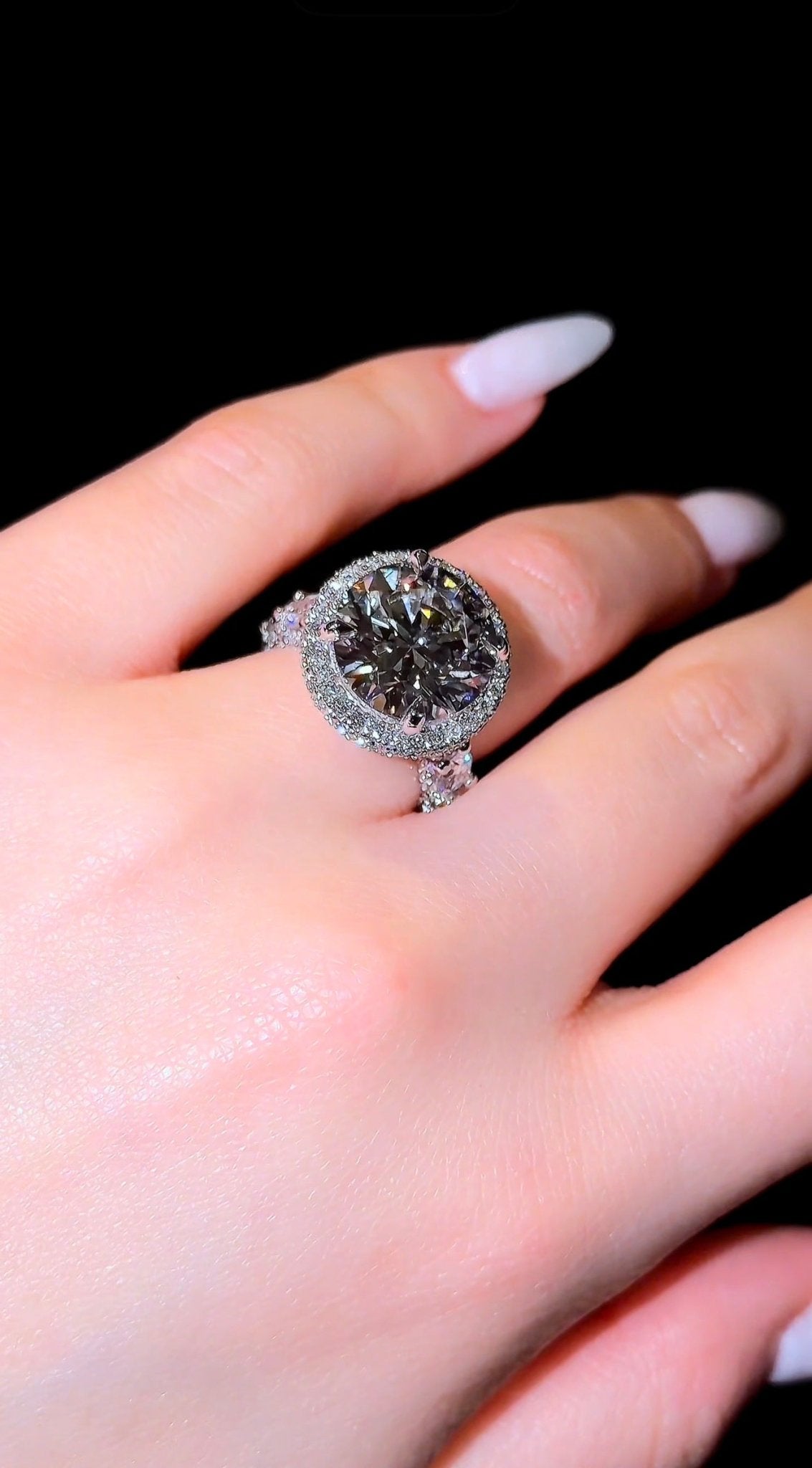 Traditional Round Flower Queen Ring - Jewels of America